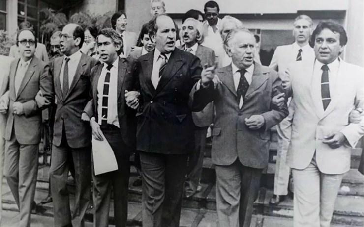 O advogado Luiz Carlos Sigmaringa Seixas (centro), em foto de 1983, quando advogados defendem a OAB-DF da interdição dos militares — Foto: Reprodução