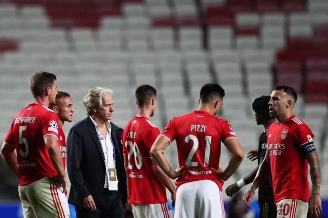 Jorge Jesus conversa com jogadores após goleada sofrida pelo Benfica para o Bayern de Munique — Foto: Mário Cruz/EFE