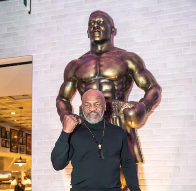 Tyson inaugura estátua em Las Vegas — Foto: Reprodução