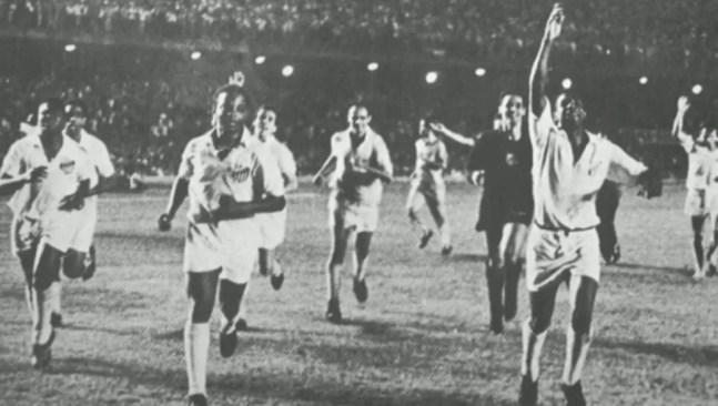 Sem Pelé, lesionado, o Santos dá a volta olímpica no Maracanã para comemorar o bicampeonato mundial em 1963 — Foto: Reprodução SporTV