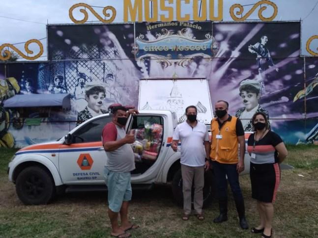 Prefeitura de Bauru fez a doação de 13 cestas básicas para as famílias do circo — Foto: Prefeitura de Bauru/ Divulgação
