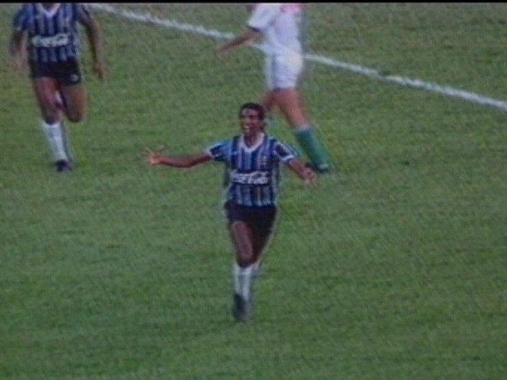 Em 1990, Grêmio derrota o Palmeiras por 2 a 0 pelo Campeonato Brasileiro