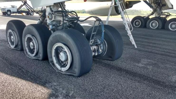 Pneus da avião da TAM que fez pouso de emergência em Confins — Foto: Reprodução