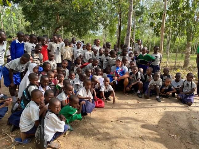 Torcedor do Santos ganha presente de crianças em vilarejo africano — Foto: Arquivo pessoal