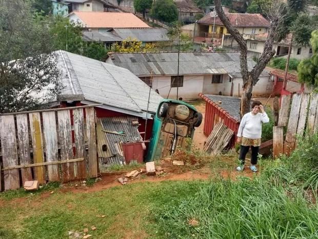 Carro desgovernado atingiu casa em Ponta Grossa (Foto: Arquivo pessoal)