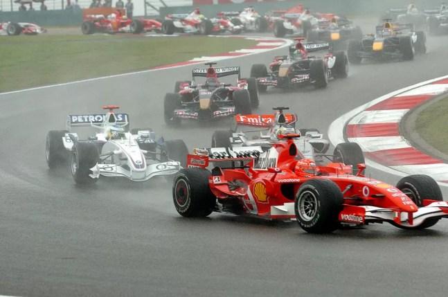 Michael Schumacher na largada do GP da China de 2006 — Foto: Imaginechina/WireImage