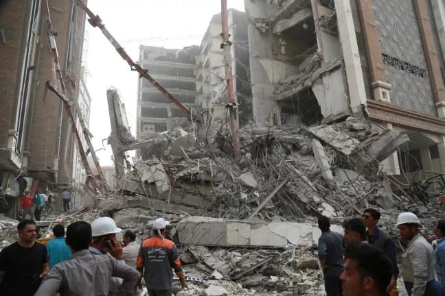 Equipes de resgate são vistas do lado dos escombros de prédio que caiu no Irã — Foto: WANA (West Asia News Agency) via REUTERS