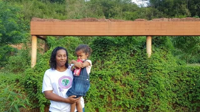 Simone Maria da Silva diz que a filha, de 3 anos, sofre com crises de alergia desde que a lama tomou Barra Longa — Foto: Raquel Freitas/G1