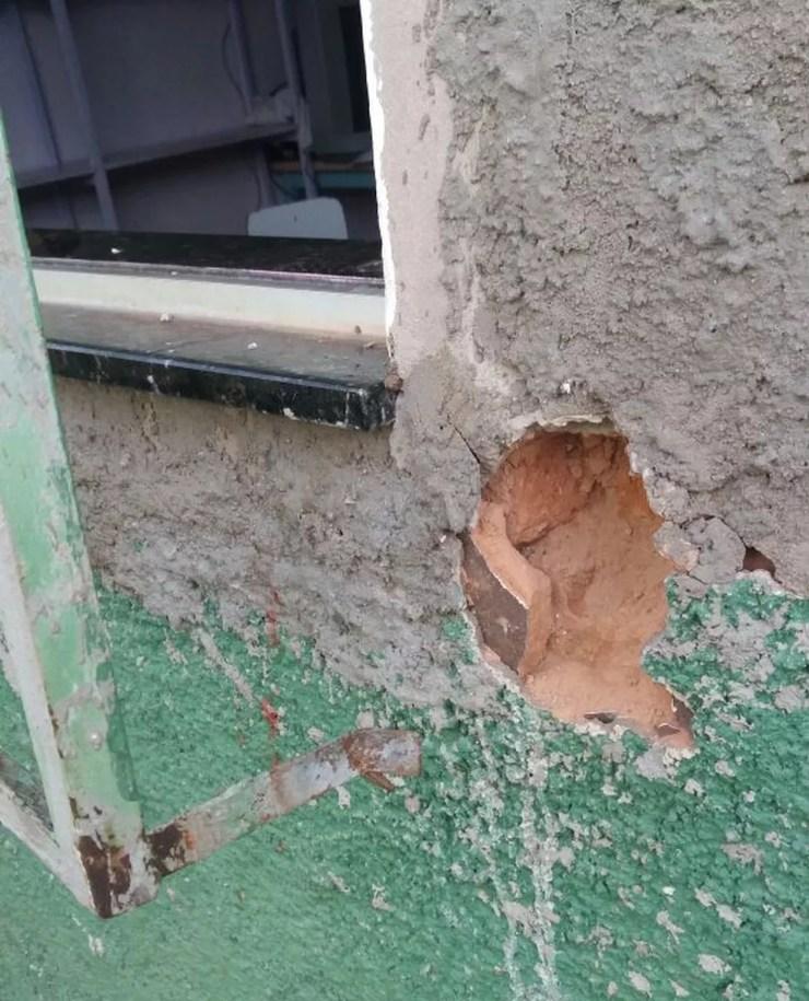 Vândalos danificaram grade de janela e arrombaram portas para furtar creche em Igaraçu do Tietê (Foto: Arquivo Pessoal)
