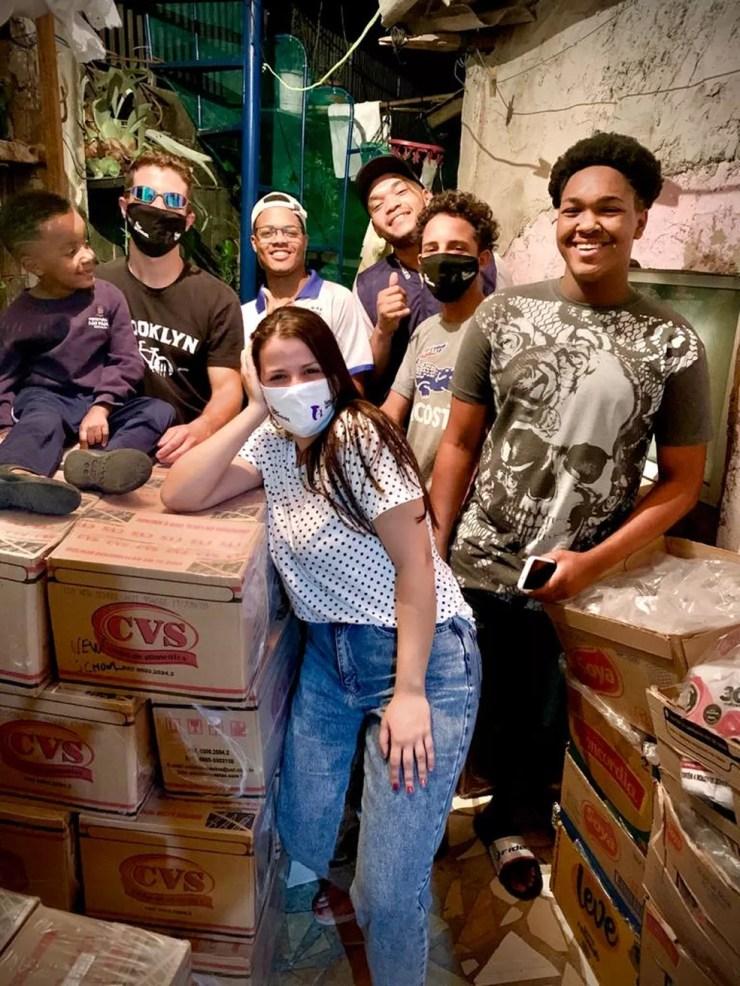 Voluntários tiveram que reunir esforços para entregar cestas básicas na comunidade — Foto: Divulgação/ Instagram/ NewSchoolapp