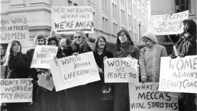 Grupo de manifestantes protesta contra concurso Miss Mundo nos Estados Unidos em dezembro de 1970 — Foto: W.Breeze/ Evening Standard/ Getty Images