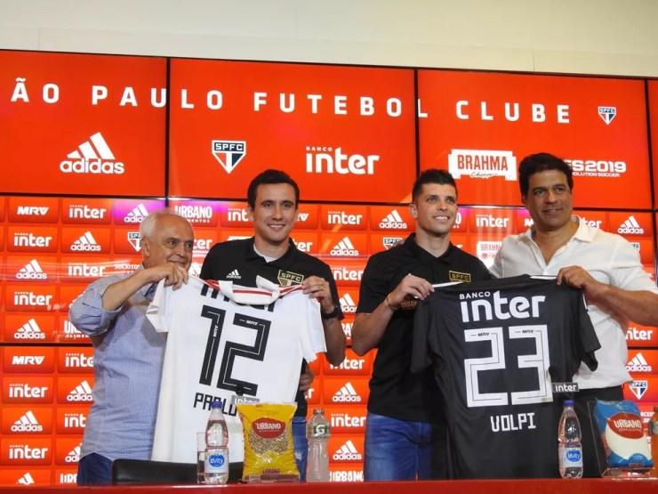 Presidente Leco entrega camisa 12 para Pablo, e goleiro Tiago Volpi recebe o número 23 de Raí — Foto: Marcelo Hazan