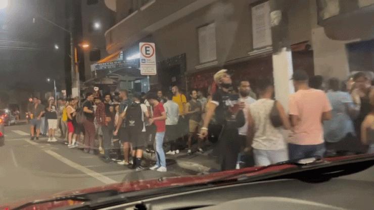 Aglomeração de pessoas, sem distanciamento social, na Rua Peixoto Gomide, na região dos Jardins, no primeiro final de semana sem regras de restrições de horários de funcionamento de bares em São Paulo — Foto: Reprodução/Redes sociais