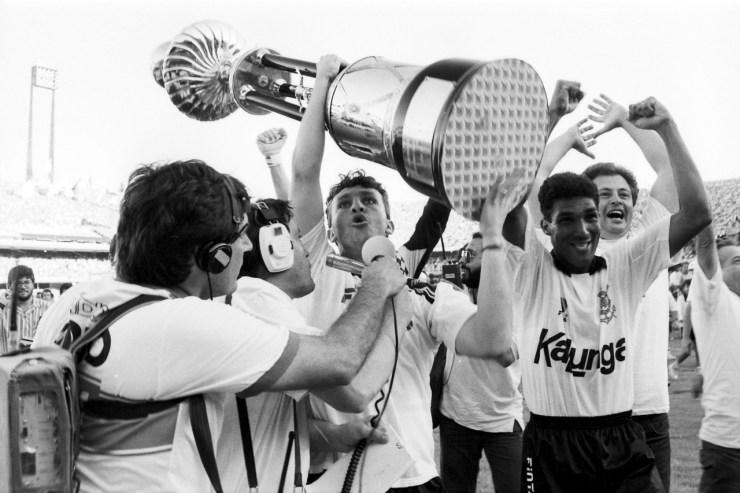 Neto e Jacenir na volta olímpica do Corinthians em 1990 - VIDAL CAVALCANTE/Estadão Conteúdo
