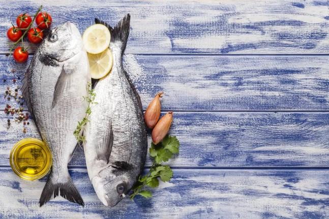 Peixe é fonte de ômega-3, que ajuda no controle da pressão arterial — Foto: Istock Getty Images