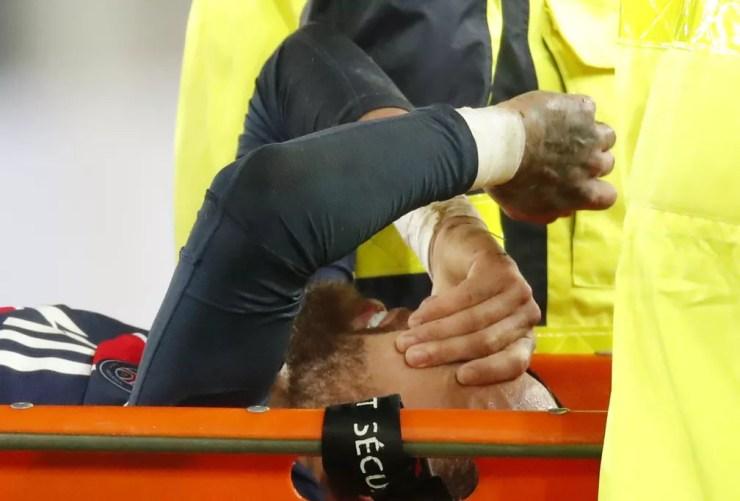 Neymar deixa jogo chorando, de maca, após sofrer entrada de Thiago Mendes em PSG 0 x 1 Lyon — Foto: Charles Platiau/Reuters