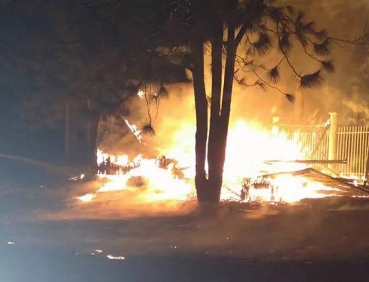 Base de veraneio da PM em Balneário Gaivota foi totalmente incendiado (Foto: Bombeiros/Divulgação)