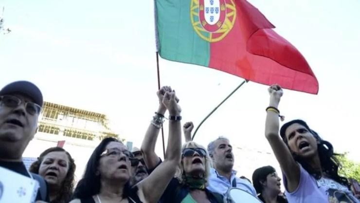Portugal precisou de um resgate financeiro e de medidas de austeridade para se recuperar da crise financeira em que o país estava mergulhado, e tais medidas desencadearam protestos e fizeram os investimentos no mercado interno despencarem — Foto: AFP