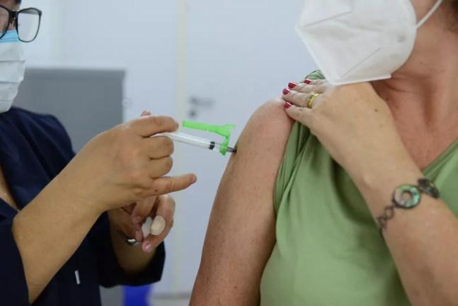 Moradora recebe dose da vacina contra Covid-19 durante Dia D de aplicação da 2ª dose em Campinas (SP) — Foto: Eduardo Lopes