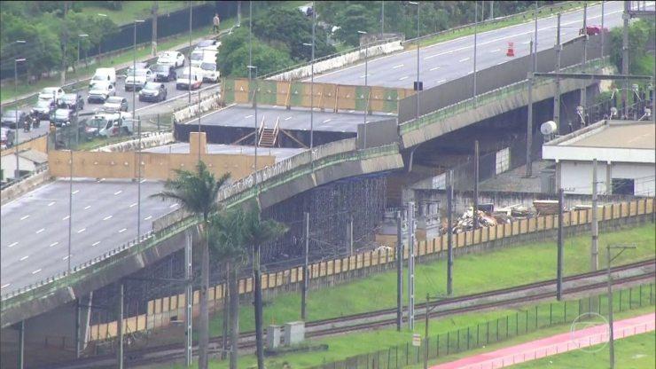 Prefeitura de São Paulo não tem previsão de liberação do trânsito na pista da Marginal