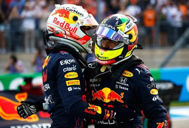 Max Verstappen e Sergio Pérez comemoram resultado na classificação do GP dos EUA — Foto: Jared C. Tilton/Getty Images