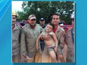Menino foi resgatado por bombeiros (Foto: Reprodução/ TV Morena)