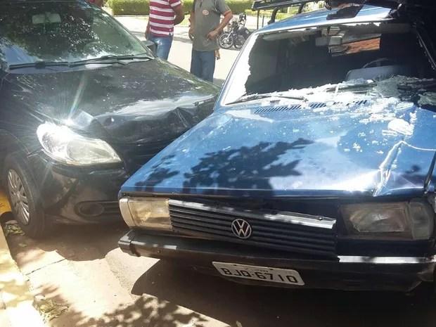 Três veículos foram atingidos, mas ninguém se feriu (Foto: Divulgação/ Arquivo Pessoal)