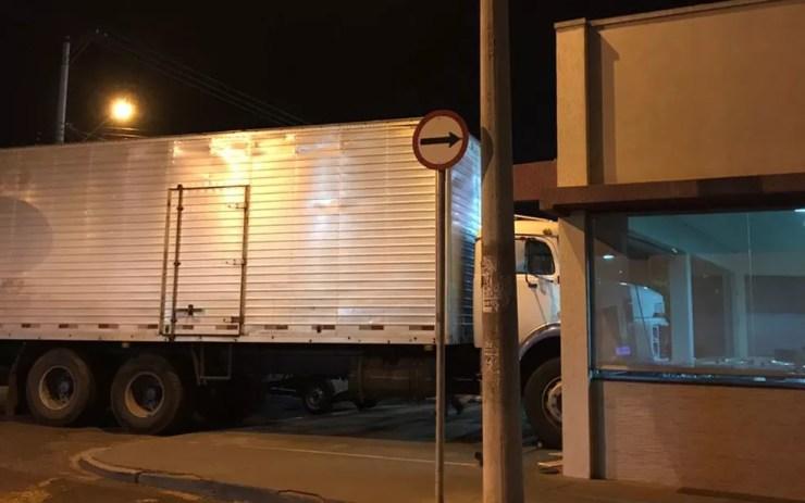 Caminhão desgovernado atinge parede de padaria em Olímpia (Foto: Arquivo Pessoal )