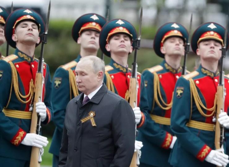Presidente Putin participa das celebrações pelo 76º ano da vitória soviética sobre os nazistas na 2ª Guerra Mundial, neste domingo (9), em Moscou — Foto: Reuters/Sputnik/Mikhail Metzel