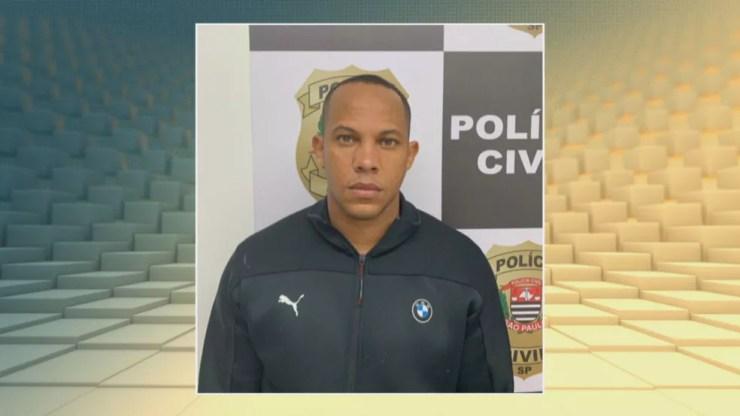 Vanderson Oliveira Cardoso, segundo a polícia, é um atirador esportivo que falsificou documentos e passou a traficar armas. — Foto: Reprodução/TV Globo