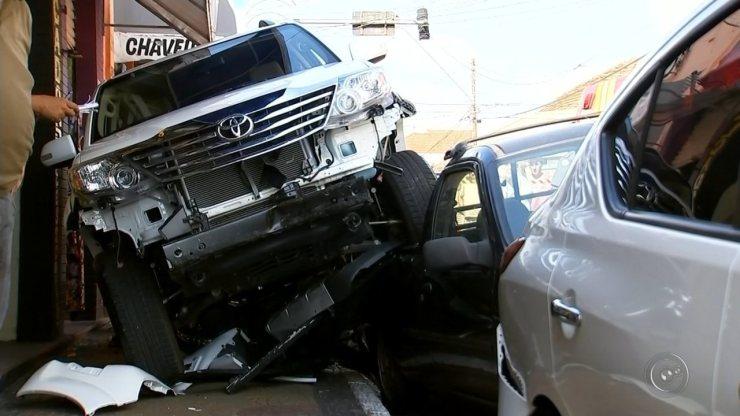 Veículo descontrolado sobe em calçada e destrói carros e motos em Marília