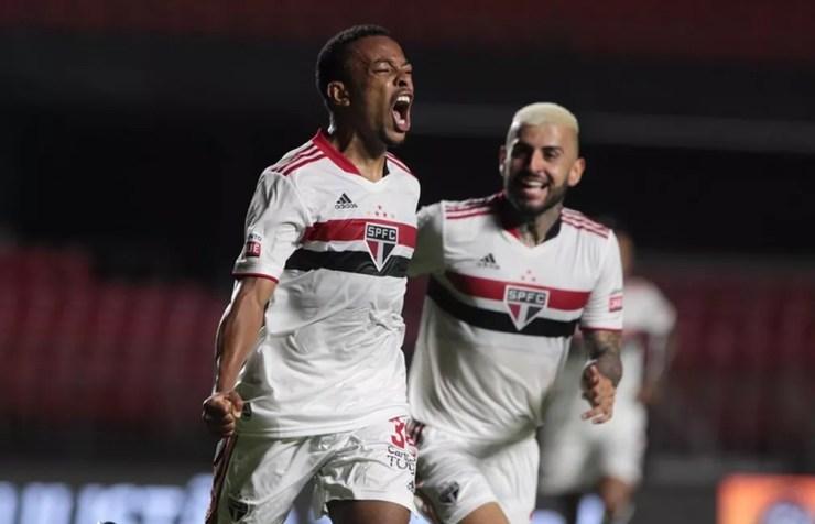 Wellington comemora gol do São Paulo ao lado de Liziero — Foto: Rubens Chiri/saopaulofc.net
