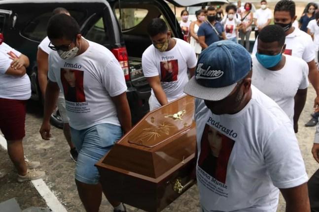 Corpo de Lorena Muniz foi sepultado neste sábado (27), no Cemitério Campo Santo São José, em Paulista, no Grande Recife — Foto: Marlon Costa/Pernambuco Press