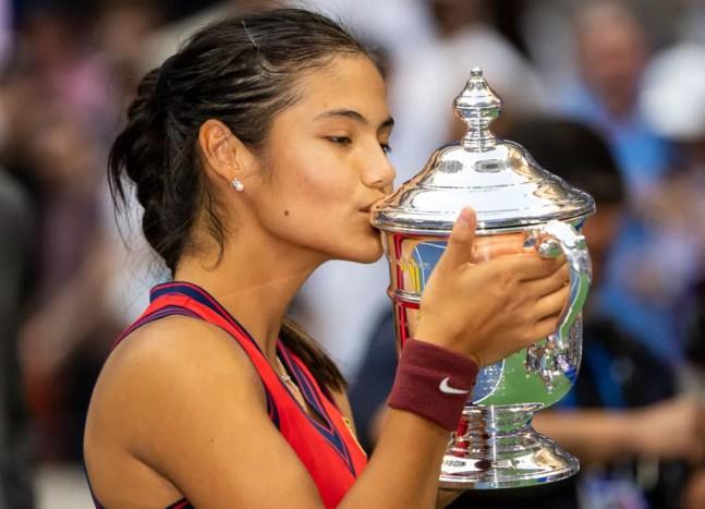 Emma Raducanu beija troféu da campeã do US Open — Foto: TPN/Getty Images