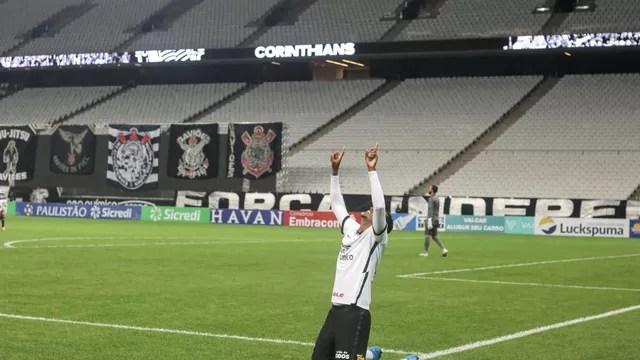 Jô comemora gol Corinthians contra o Ituano