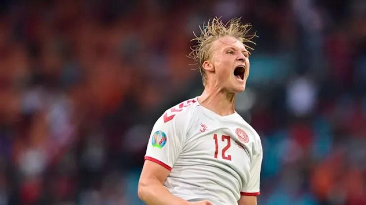 Kasper Dolberg comemora gol, País de Gales x Dinamarca
