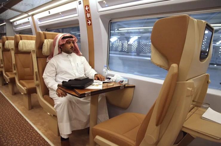 Passageiro do novo trem de alta velocidade entre Meca e medina — Foto: Bandar Al Bandani/AFP