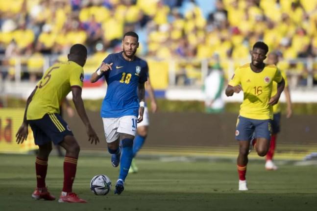 Neymar conduz a bola acompanhado por dois jogadores no empate Colômbia 0 x 0 Brasil — Foto: Lucas Figueiredo / CBF