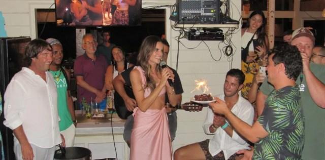 Izabeu Goulart teve bolo de aniversário  — Foto: Ana Clara Marinho/TV Globo 