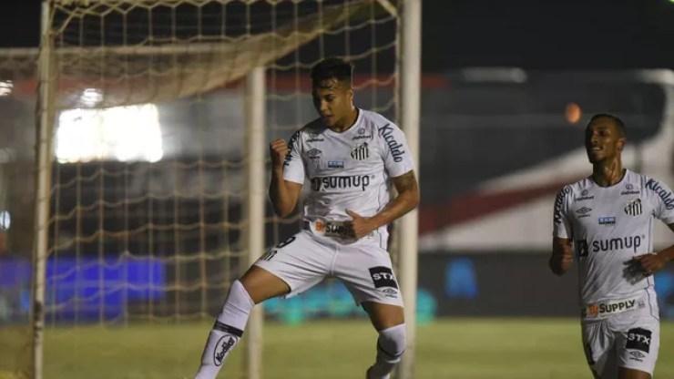 Kaio Jorge comemora o primeiro gol do Santos