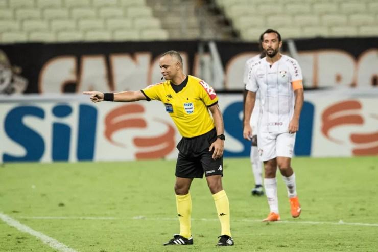Wilton Pereira Sampaio apita Inter x Corinthians — Foto: Thiago Gadelha/SVM
