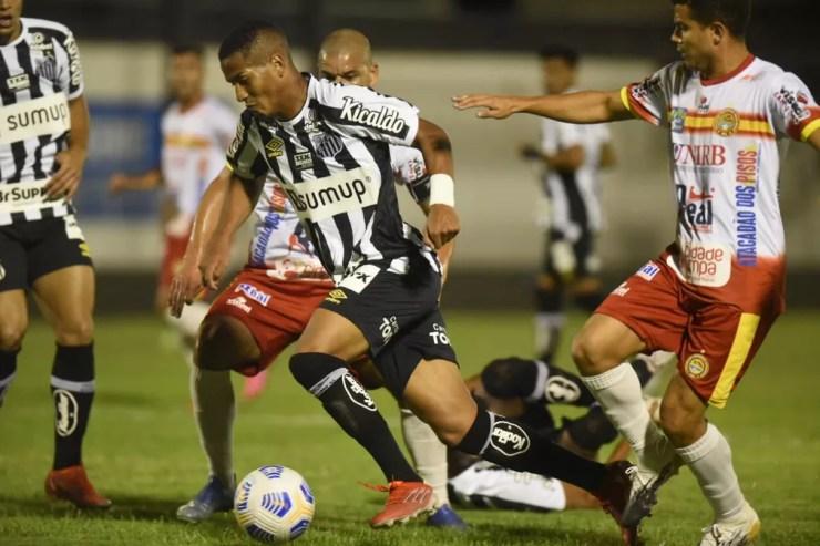 Ângelo tem noite apagada em derrota do Santos — Foto: Ivan Storti / Santos FC