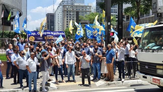 Multidão ao redor de Bruno Covas na Avenida Paulista — Foto: TV Globo