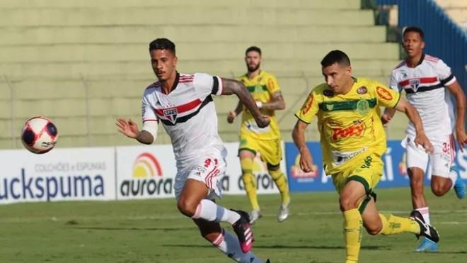 Com reservas e garotos, São Paulo busca empate com o Mirassol no interior