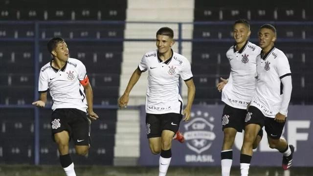 Pedrinho comemora o gol do Corinthians no primeiro tempo