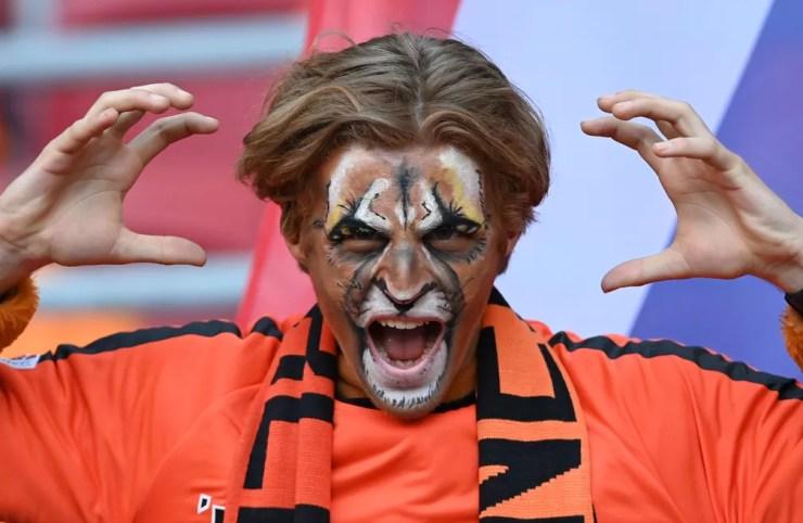 Torcedor da Holanda com o rosto pintado em jogo entre Holanda x Ucrania  — Foto: REUTERS/JOHN THYS