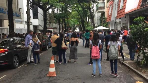 Alunos e ex-alunos do Colégio Santos Agostinho fizeram um ato na frente da instituição contra a censura do livro 'Meninos sem pátria' — Foto: Fernanda Rouvenat / G1