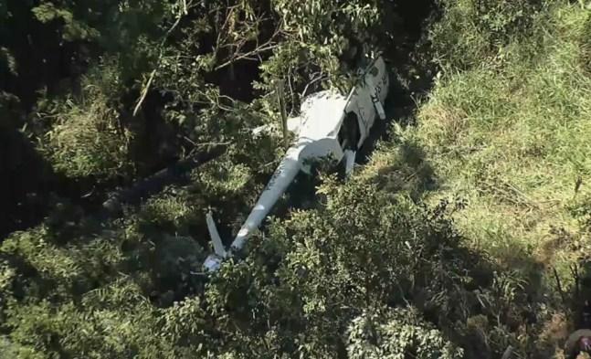 Helicóptero caiu na Região Oeste de BH, na manhã deste sábado (8) — Foto: Globocop