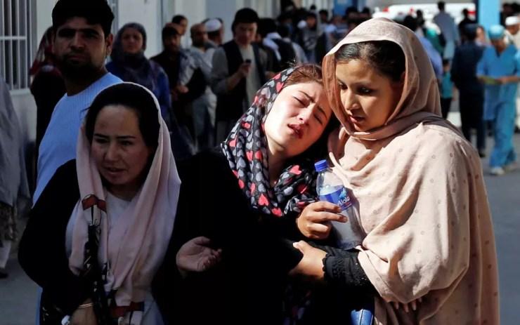 Mulheres afegãs lamentam e choram em frente a um hospital de Kabul após um ataque suicida  (Foto: Mohammad Ismail / Reuters)