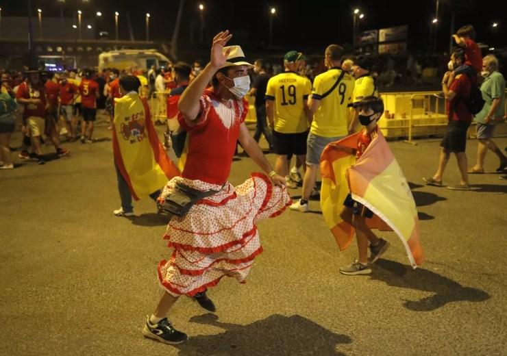 Torcedor da Espanha fantasiado, jogo entre Espanha x Suécia  — Foto: REUTERS/JON NAZCA